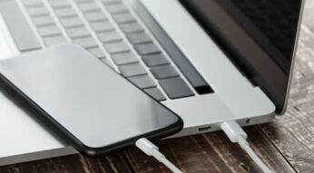 Das iPhone über den Laptop wiederherstellen.