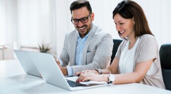 Zwei Kollegen tauschen sich über die Arbeit aus