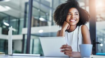 Junge Frau testet die neuen Features von Gmail