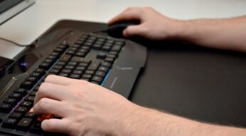 Junger Mann spielt eines der Twitch-Prime-Spiele