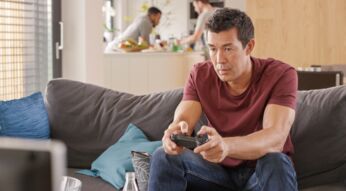 mann spielt destiny 2