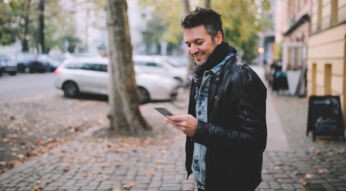 Mann nutzt Google Maps