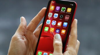 Das iPhone XR in der Hand halten.