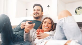 Junges Paar schaut am Valentinstag gemeinsam einen Film