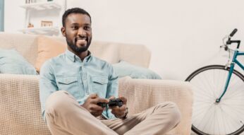 Mann spielt Destiny 2