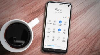 Am Samsung Galaxy S10 die Schnelleinstellungen öffnen.