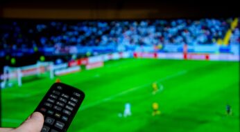 Sport am Fernseher schauen.