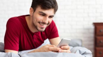 Junger Mann checkt seine Mails auf Gmail