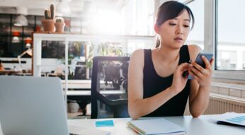 Junge Frau stattet ihren Google-Account mit der modofizierten Zwei-Faktor-Authentifizierung aus