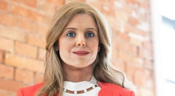 roboterfrau-elenoide-laechelt