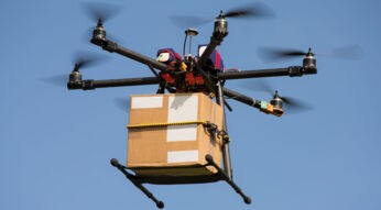 wing_drohne-liefert-paket-aus