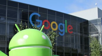 Ein grünes Android-Männchen steht vor dem Google-Hauptquartier.
