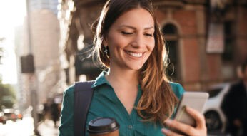 Frau verwendet die neue Android-Gestensteuerung am Smartphone.