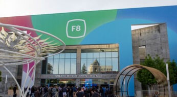 Menschen kommen zur F8-Keynote von Facebook.