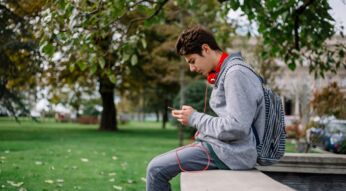 Teenager spielt Dota Underlords