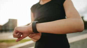 Frau nutzt die Zoom-Funktion an der Apple Watch.