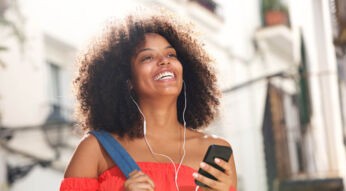 Junge Frau hat am Handy ihr Deezer-Problem gelöst und kann wieder Musik hören.