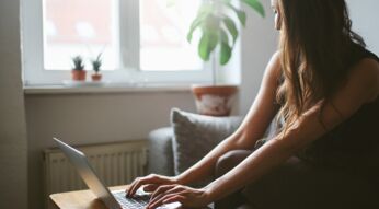 Junge Frau nutzt iTunes