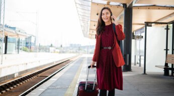 frau telefoniert im ausland