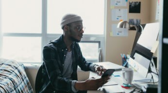 einraumwohnung-mann-am-schreibtisch-ikea-ori