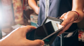 Eine Person bezahlt mit einem Smartphone