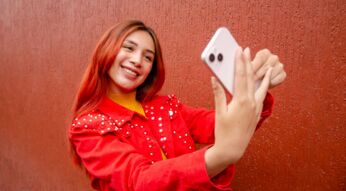 Frau nimmt Selfie von sich mit dem iPhone auf.