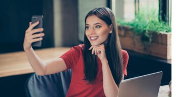 Frau scannt mit dem iPhone ihr Gesicht, um sich in die iCloud einzuloggen.