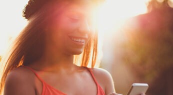 Junge Frau tippt am von der Aktivierungssperre befreiten iPhone.