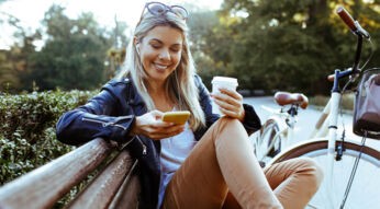 Junge Frau hat ihre Snapchat-Probleme am Smartphone gelöst.