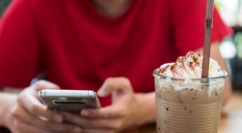 Am Smartphone Harry Potter: Wizards Unite zocken.