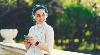 Joggerin mit Apple Watch streamt via Deezer