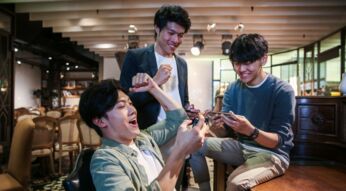 Drei Freunde spielen Auto Chess