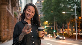 Hippes Mädel freut sich über iOS 13