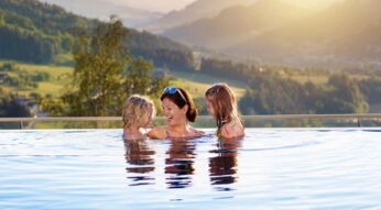 Mutter mit Kindern im Pool