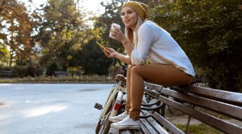 Junge Frau schaut sich die Neuerungen im Google Play Store an