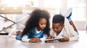 Kinder am Tablet