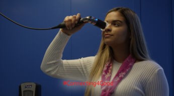Frau nutzt Untersuchungssensor bei Arztbesuch in der Telemedizinstation. Foto: Onmed