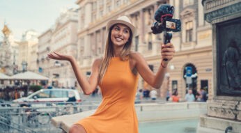 Junge Frau filmt sich selbst