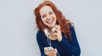 Eine Frau hört Musik