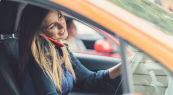 Handy am Steuer: Die junge Frau telefoniert verbotenerweise beim Fahren.