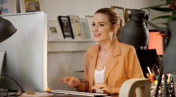 Junge Frau am PC sucht mit dem Future Jobs Finder nach einem digitalen Job der Zukunft