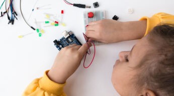 Mädchen nutzt Coding-Toys für Kids und bastelt
