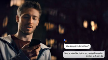 Junger Mann schreibt eine Nachricht über Google Assistant