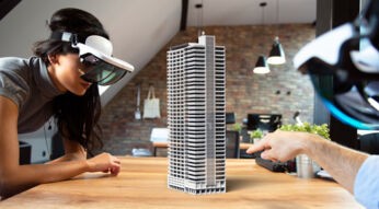 Zwei Spieler spielen am Hologramm-Gaming-Tisch