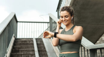 frau macht sport und trägt smartwatch und airpods vodafone multisim