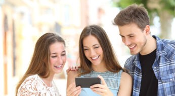 Freunde schauen auf ein Smartphone