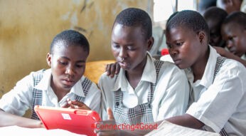 Schülerinnen der Vodafone Instant Network Schools mit Tablet im Unterricht