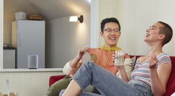 junges Paar mit Amazon Echo