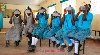 Schülerinnen der Vodafone Instant Network Schools mit VR-Brillen bei VR-Schulausflug