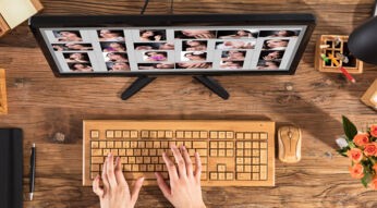 Frau bearbeitet am PC Fotos